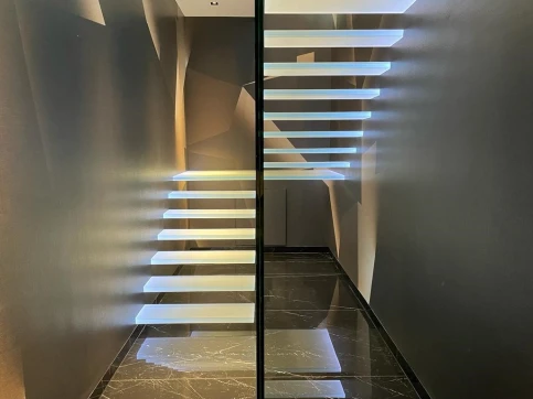 Beleuchtete Glas-Kragtreppe