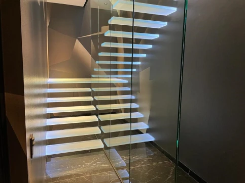 Beleuchtete Glas-Kragtreppe