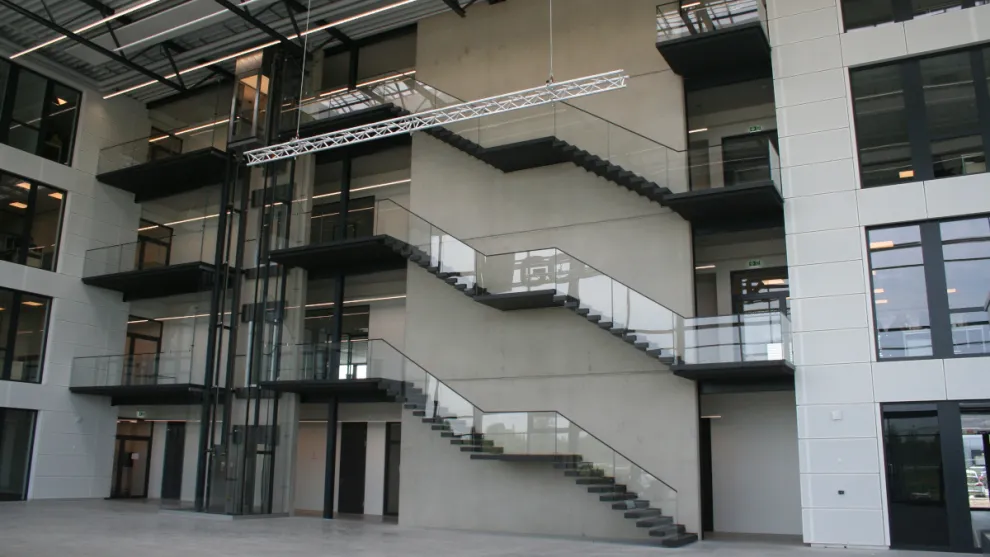 Bürogebäude Kragtreppenkonstruktion mit 150 cm Auskragung