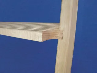9 cm tiefe Hartholzstufen mit Wangen im klassischen Schwalbenschwanz verbunden