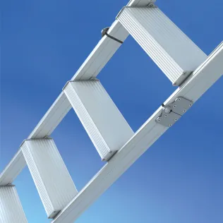 11 cm tiefe Stufen, abgerundete Aluminiumwangen, Überlastscharniere