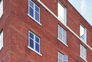 Naturwerkstein-Fassade