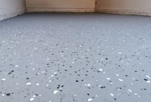 Durch Einstreuen von Farbchips kann die Oberfläche zusätzlich optisch aufgewertet werden.