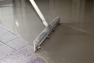 Mit einem Stift- oder Kufenrakel lassen sich die Spachtelmassen der PCI Periplan-Familie angenehm im Stehen verarbeiten