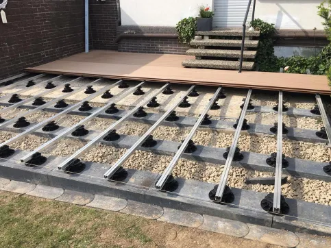 UKAL® Unterkonstruktion für WPC-Terrasse mit Aluminiumprofilen und Stelzlager