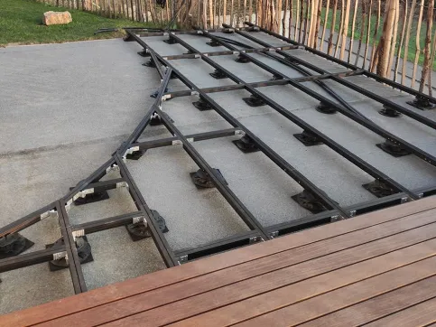 UKAL® Unterkonstruktion für abgerundete WPC-Terrasse mit Aluminiumprofilen und Stelzlager