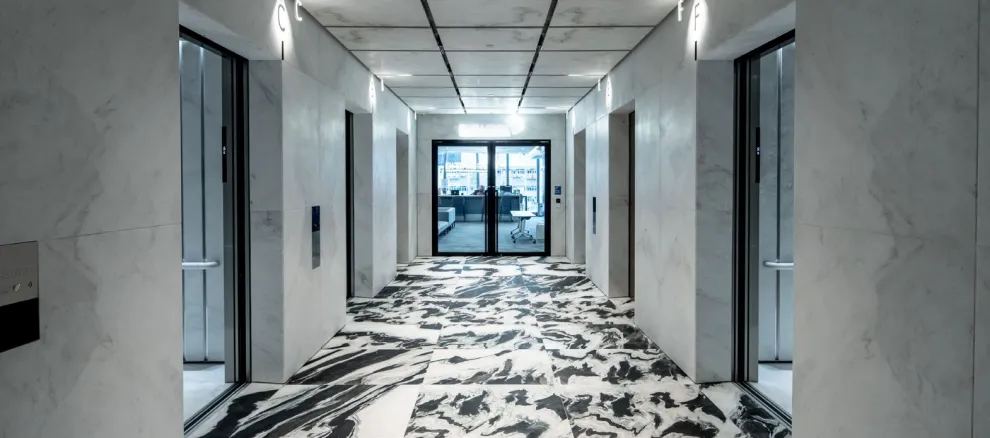 Eine modulare Modernisierung können Personenfluss und Betriebskosten optimiert als auch Barrierefreiheit und Smart-Building-Technologien gewährleistet werden.