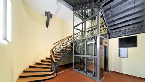 KONE ProSpace™ Plus ist eine selbstragende Aufzugslösung, die nachträglich bis zu 16 Etagen verbindet.