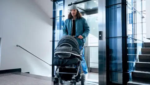 KONE ProSpace™ Plus ist ein maschinenraumloser Personenaufzug für den nachträglichen Einbau in engen Treppenhäusern von Wohngebäuden.