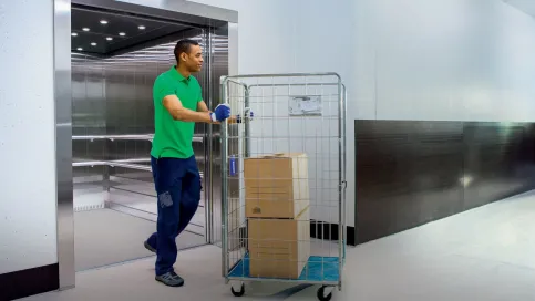 KONE TransSys™ DX Lasten- und Bettenaufzüge bewältigen schwere Güter und hohes Personenaufkommen.