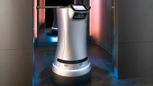 Über das KONE Partner-Ecosystem lassen sich Services wie der Robotise Auslieferungsroboter oder die Blindsquare Gebäudenavigation für Sehbehinderte vernetzen.
