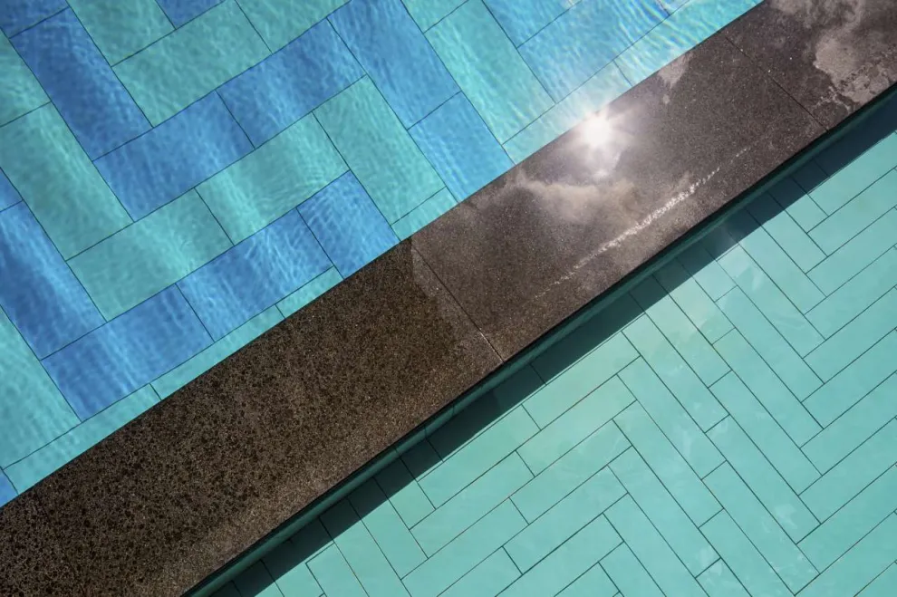 Oasia Hotel, Singapur / Architekt: WOHA Architects + Patricia Urquiola / Serien: Chroma non-slip, Chroma / Foto: Infinitude