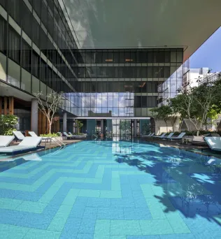 Oasia Hotel, Singapur / Architekt: WOHA Architects + Patricia Urquiola / Serien: Chroma non-slip, Chroma / Foto: Infinitude