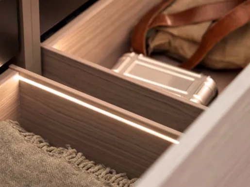 AvanTech YOU Illumination – die neue Generation mit Lichtfarbenwechsel ist da: Noch nie waren individuelle Lichtakzente am Schubkasten so einfach umsetzbar.