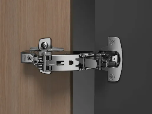 Der Designbeschlag Sensys mit integrierter Dämpfung und einer Einlasstiefe von weniger als 8 mm.
