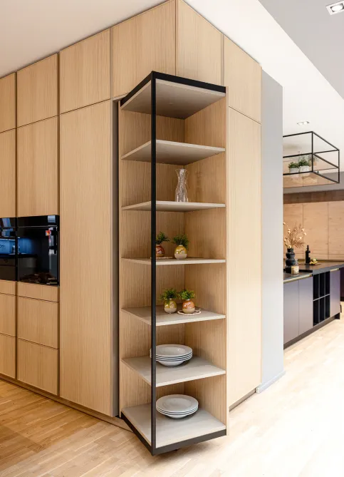 Küchen-Hochschrank mit Dreh-Schwenk-System FurnSpin