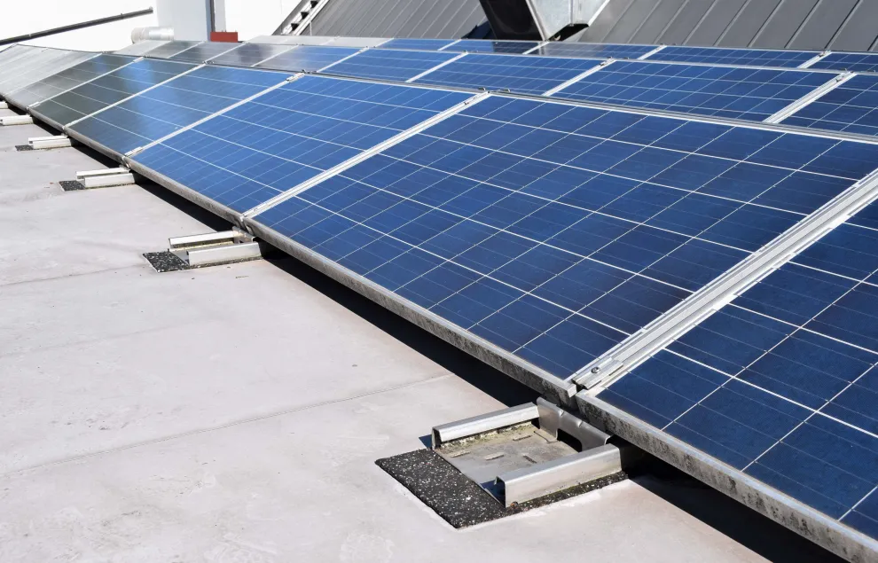 KRAITEC® top in Streifenform als Schutzlage unter PV-Anlagen