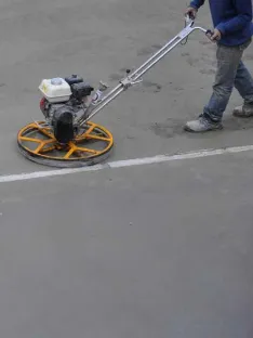Flügelglätten des Betons bei eingebauter AquaStop Rinne.