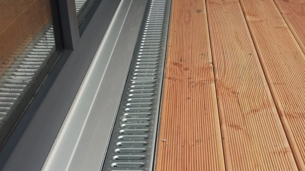 WOLFA Drainage Rinnen Fixo aus verzinktem Stahlblech mit verzinktem Stegrost