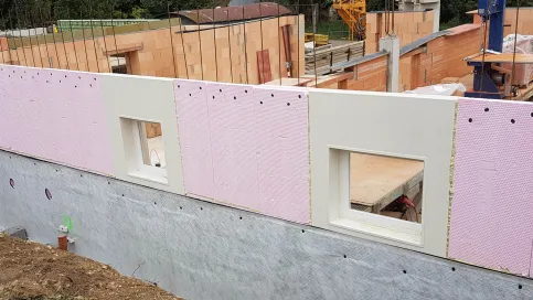 Zargenfenster, Perimeterabdeckrahmen und das GFK-Montagedämmelement bilden ein genau aufeinander abgestimmtes System.