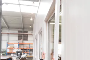 Das Fenster wird von innen in die Öffnung gesetzt, ausgerichtet und abgedichtet. Gegenwinkel von außen einschieben.