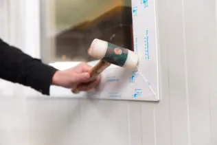 Der Gegenwinkel wird von außen angesetzt und mit einem Gummihammer eingepasst. Das Klicksystem greift ineinander.
