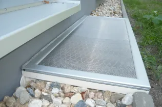 Lichtschachtabdeckung aus Edelstahlgewebe