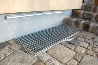 Klappbare Lichtschachtabdeckung aus Acrylglas Typ SWING
