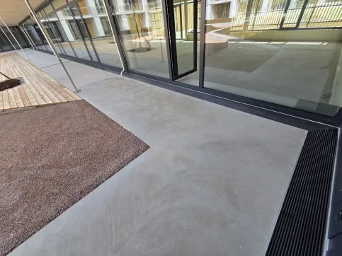 AquaStop Drain 150 ist auch erhältlich als Drainage- und Fassadenrinne. Die Drainrinne erhält dazu Drainagebohrungen und wird auf Drainagemörtel gesetzt.