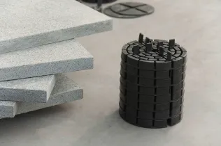Je nachdem, welche Höhendifferenz überbrückt werden muss, bietet PLATTENFIX das geeignete Platten- oder Stelzlager.