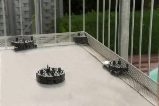 An den Außenkanten werden halbe PLATTENFIX Lager verbaut, in den Ecken werden geviertelte PLATTENFIX Lager verlegt.