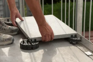 Die zu verlegenden Platten liegen immer mit einer Ecke auf einem Viertelstück eines PLATTENFIX Plattenlagers auf.