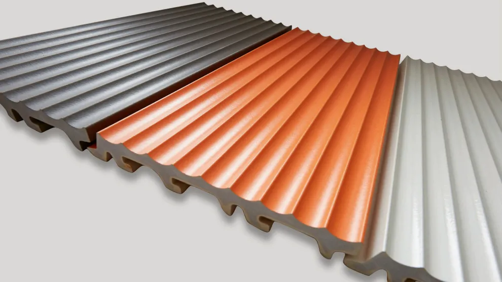 PRODUKT I TONALITY® Keramikfassade FARBE I Anthrazit, Ziegelrot und Weiß matt OBERFLÄCHE I Ondo