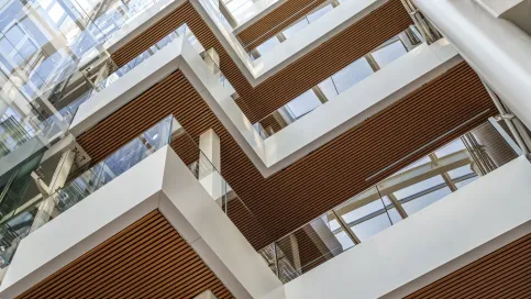 Luxalon® Linear 30BD_Metalldecke mit Holzdekor im OM Gebäude, Madrid, Architekt: Torre Rioja