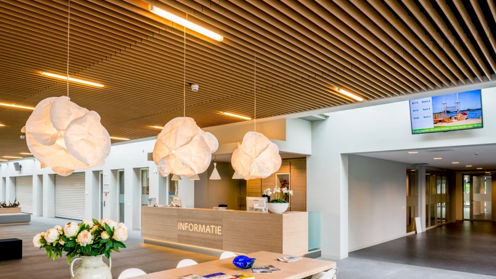 Derako® PareauLux-Holzfunier-Klimadecke im Rathaus, Didam, Niederlande; Architekt: De Twee Snoeken