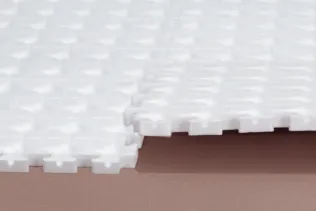 Die Trockenbauplatten werden auf den ebenen Unterboden ausgelegt.