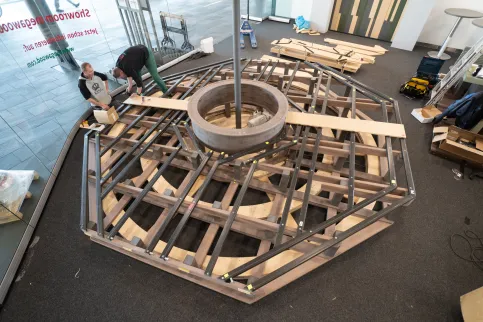 Erstmals wurde im Showroom eine sich drehende Präsentationsplattform aus megawood® Dielen und dem megawood® Unterkonstruktionssystem gebaut.