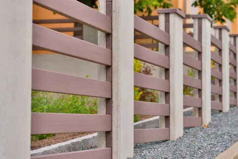 Zaunelemente aus megawood® Konstruktionsbohle und Beton