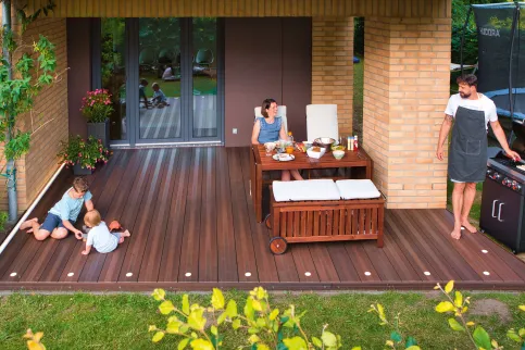 Terrassendiele CLASSIC VARIA in Varia Schokoschwarz und megalite Spots, Eigenheim