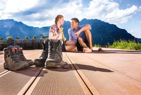 Terrassendiele CLASSIC (Jumbo) in Nussbraun mit offener Fuge und fein geriffelter Oberseite, Enzianhütte Allgäuer Alpen