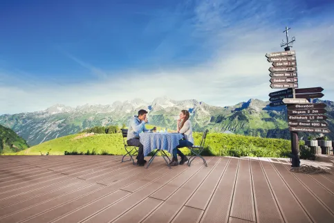 Terrassendiele CLASSIC (Jumbo) in Nussbraun mit offener Fuge und fein geriffelter Oberseite, Enzianhütte Allgäuer Alpen