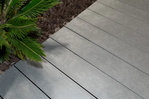 Terrassendiele DELTA in Varia Grau mit offener Fuge