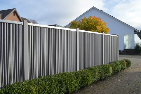Zaunelement AUGUSTA mit Edelstahlriegel und gewellten Paneelen in Sel Gris