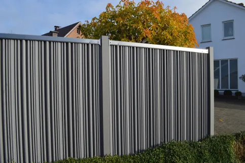 Zaunelement AUGUSTA mit Edelstahlriegel und gewellten Paneelen in Sel Gris