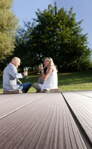 Terrassendiele PREMIUM in Nussbraun mit Nutleiste
