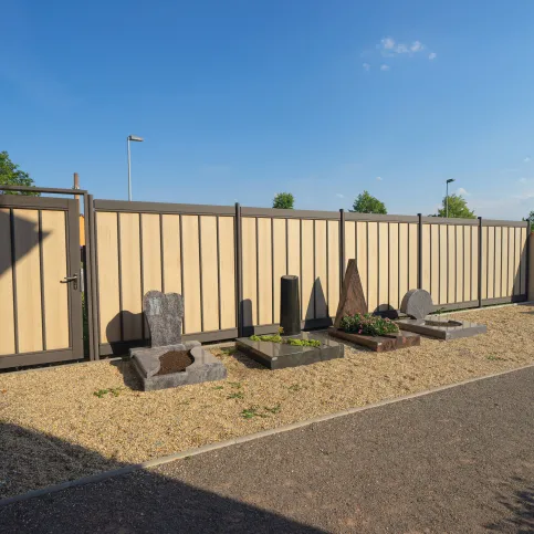 Zaunelement COLONIA mit Paneelen in Ingwer, Riegel und Pfosten in Lavabraun, Friedhof Aschersleben