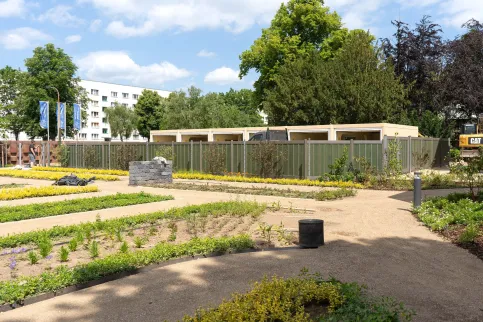 Zaunelement COLONIA mit Paneelen in Lorbeer, Riegel und Pfosten in Schiefergrau, Friedhof Aschersleben