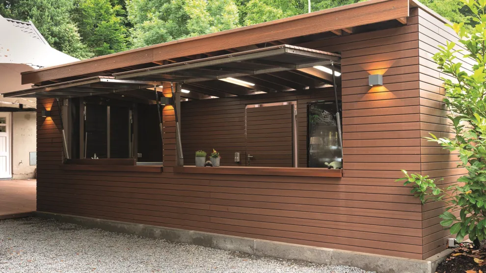 Outdoor-Bar aus megawood® Rhombusprofilen