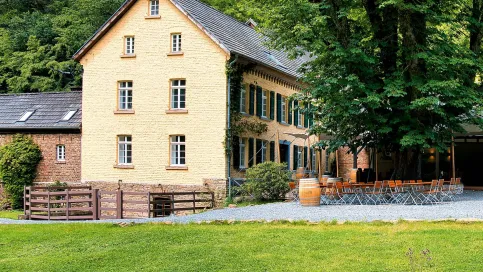 Zaunfeld ASCANIA mit runden Pfosten und rechteckigen Riegeln in Lavabraun, Kupfersiefermühle in Rösrath