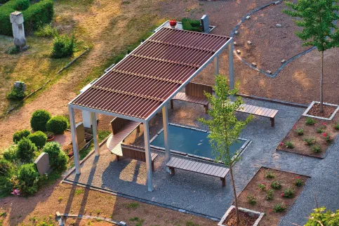 Pergola und Sitzgelegenheit aus megawood® Konstruktionsholzprogramm